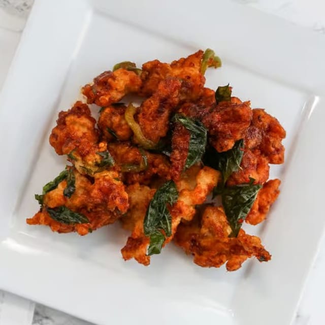 Crispy Garlic Chicken Entrée.